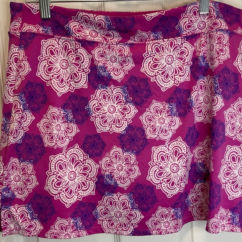 Tranquility women’s large knit skort. Hot pink w/white & purple flower print.